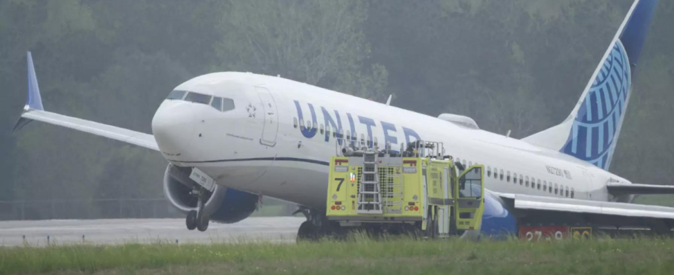 Jet der United Airlines rollt mit 166 Passagieren von Landebahn