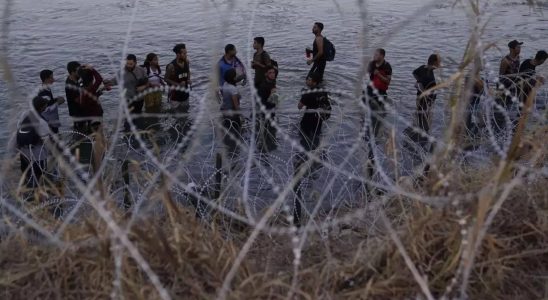 Kann Texas Migranten an der Grenze festnehmen Hin und hergehende