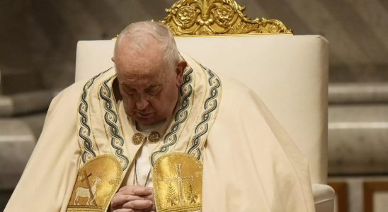 Katholiken treffen sich zur Ostermesse mit Papst Franziskus