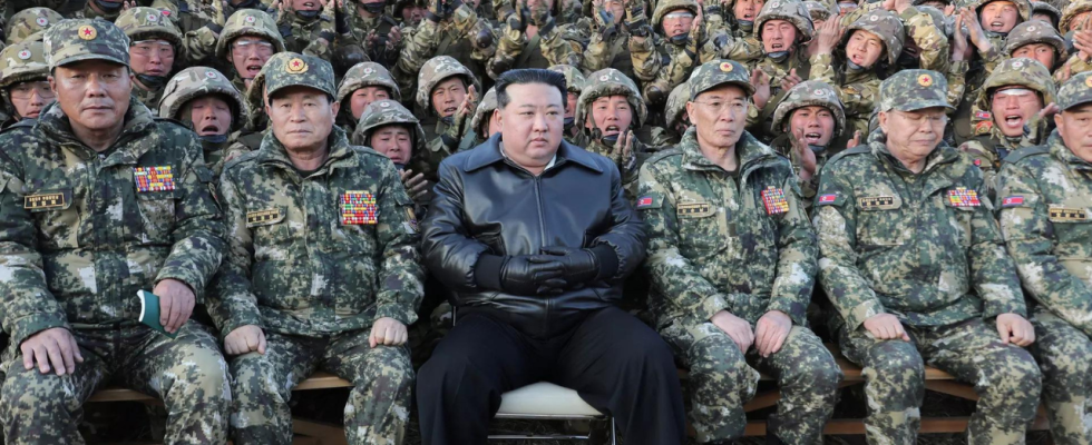 Kim Jong Un ordnet waehrend der Uebungen zwischen den USA