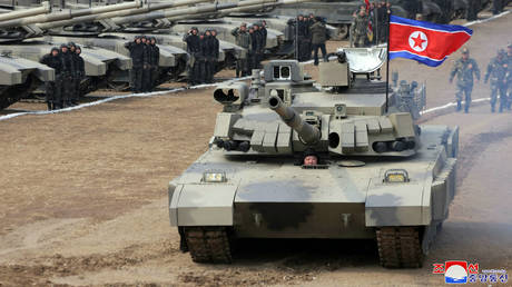 Kim Jong un faehrt Panzer in Scheinschlacht – staatliche Medien –