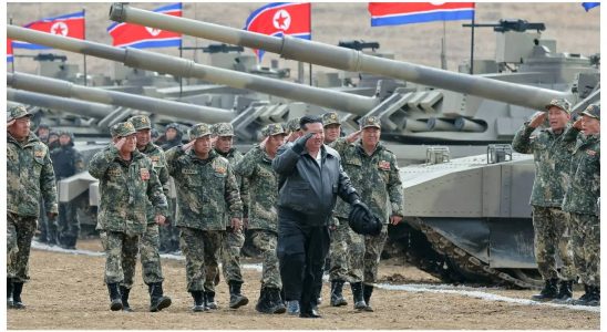 Kim Jong un uebernimmt das Ruder Nordkoreas Fuehrer faehrt neuen Panzer