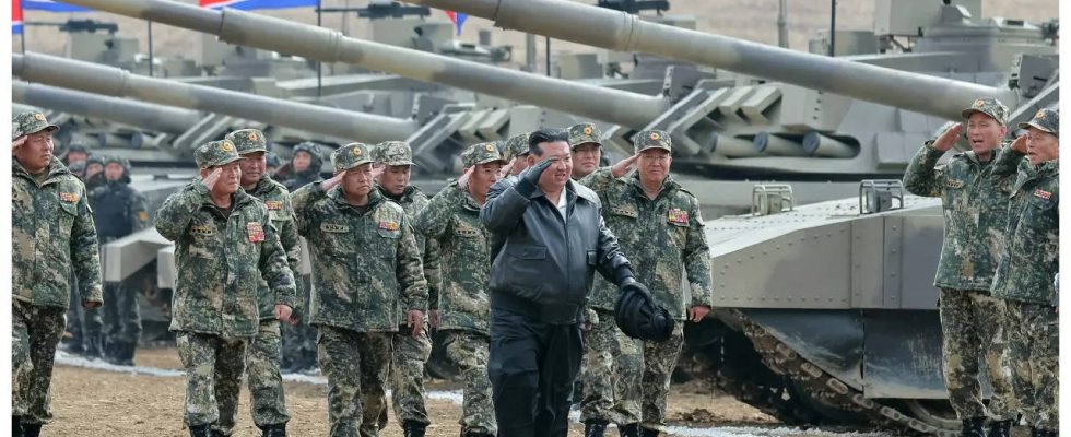 Kim Jong un uebernimmt das Ruder Nordkoreas Fuehrer faehrt neuen Panzer