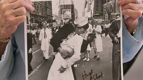 Kultiges Kussfoto aus dem Zweiten Weltkrieg entgeht Verbot – World