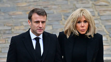 Macron weist Geruechte ueber das Geschlecht seiner Frau zurueck –