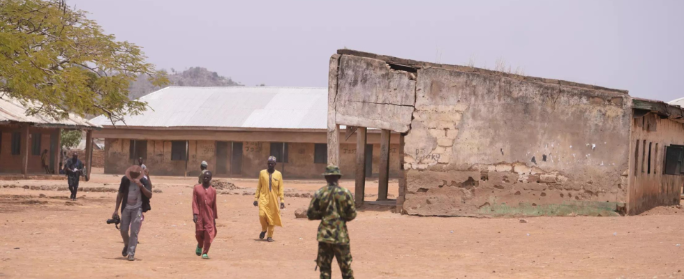 Mehr als 200 nigerianische Studenten nach Entfuehrung im Norden von