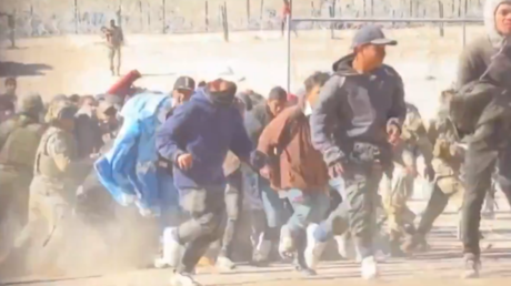 Migranten durchbrechen Sicherheitsbarriere an US Grenze VIDEO – World