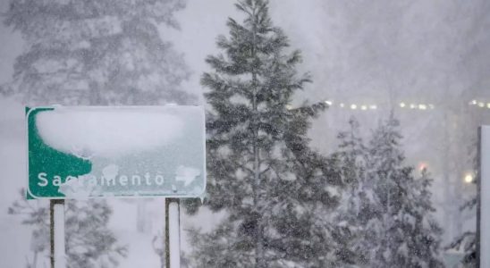 Monster Blizzard wird 10 Fuss Schnee auf die Gebirgsketten der Sierra