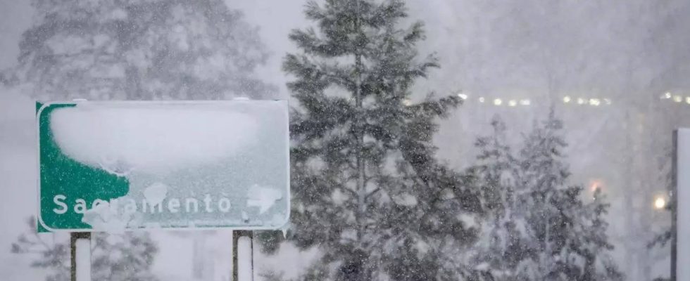 Monster Blizzard wird 10 Fuss Schnee auf die Gebirgsketten der Sierra