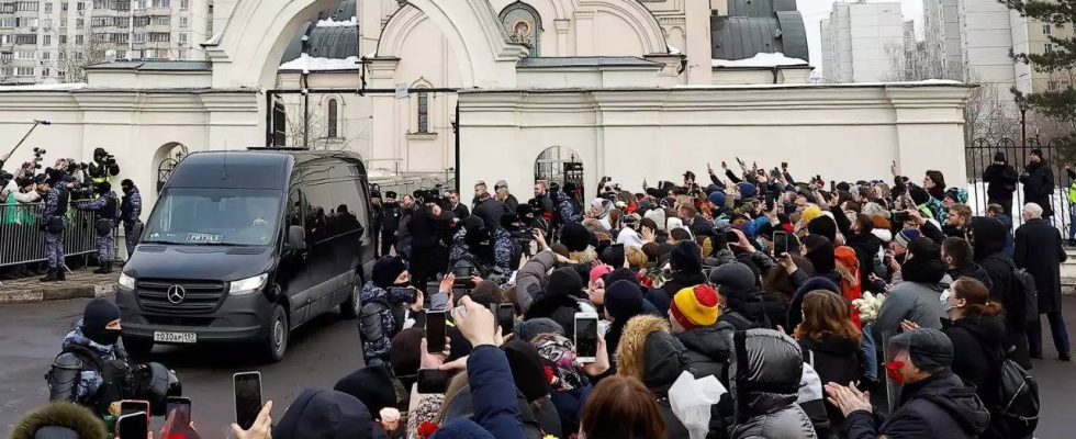 Nawalnys Familie begraebt den Oppositionsfuehrer nach seinem Tod im Gefaengnis