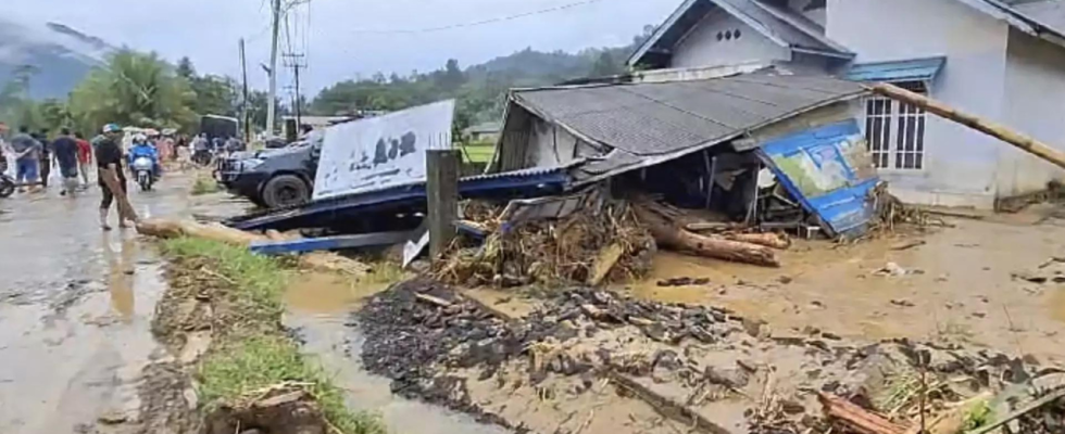 Neun werden nach Erdrutsch und Ueberschwemmung in Indonesien vermisst