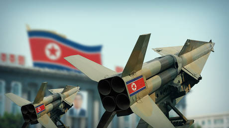 Nordkorea feuert ballistische Raketen ab als Blinken den Sueden besucht
