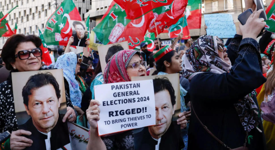 Protestierende Anhaenger von Imran Khans Partei wegen Wahlfaelschung in Punjab