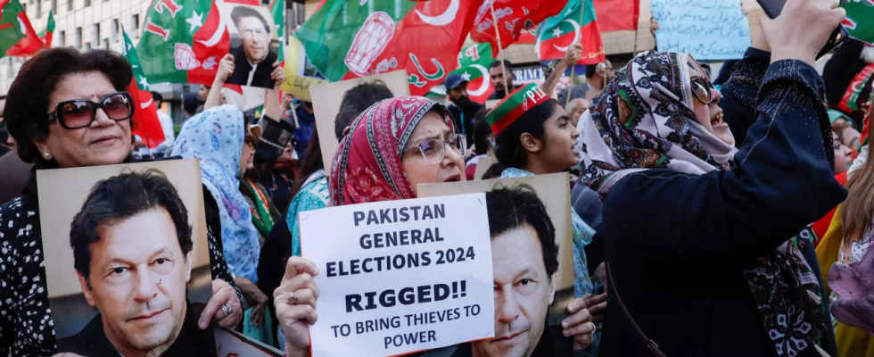 Protestierende Anhaenger von Imran Khans Partei wegen Wahlfaelschung in Punjab