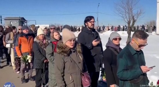 Riesige Schlange vor Nawalnys Grab Hunderte Menschen wollen sich verabschieden