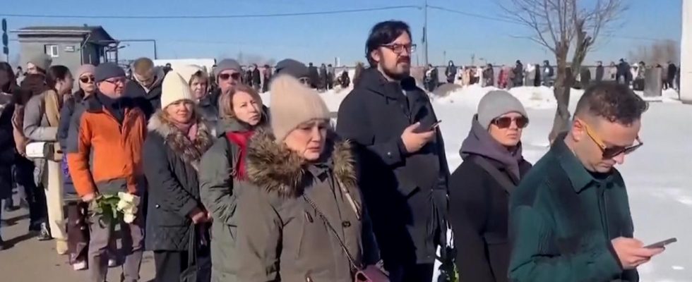 Riesige Schlange vor Nawalnys Grab Hunderte Menschen wollen sich verabschieden
