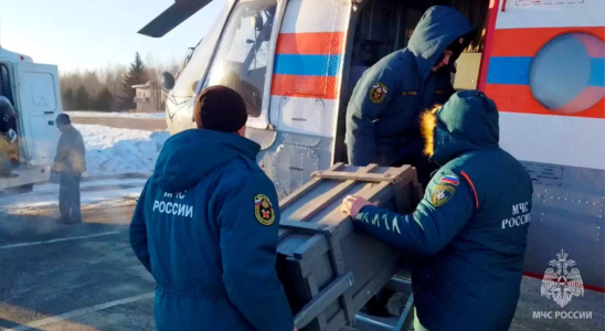 Russische Retter versuchen 13 Menschen zu retten die unter einer