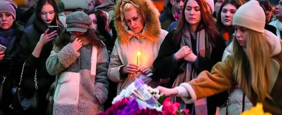 Russland begeht Trauertag fuer Konzertsaal Opfer Maut 137