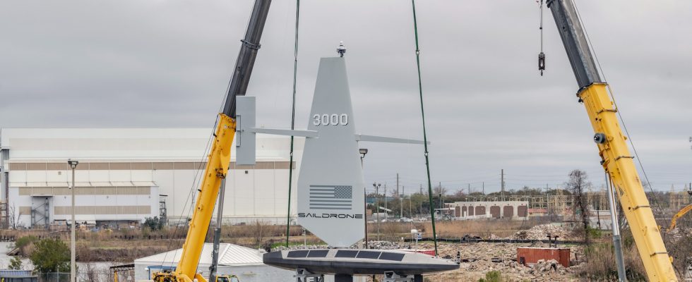 Saildrones erstes autonomes Aluminiumschiff „Surveyor spritzt zu Marinetests ins Wasser