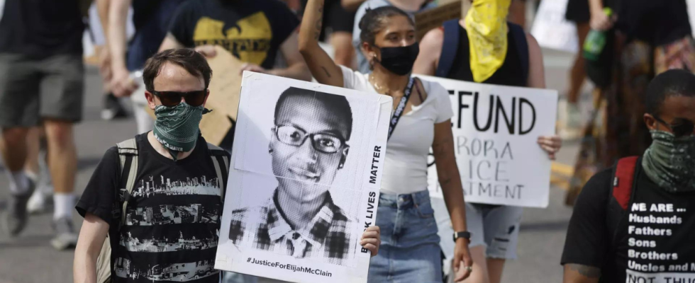 Sanitaeter wegen Tod eines Schwarzen waehrend der Festnahme inhaftiert