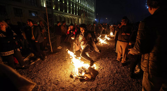 Tanzend und ueber Feuer springend nutzen die Iraner die Feiertage