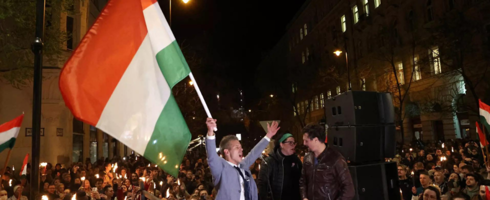 Tausende protestieren gegen Ungarns Orban nachdem ehemaliger Insider Aufzeichnungen ueber