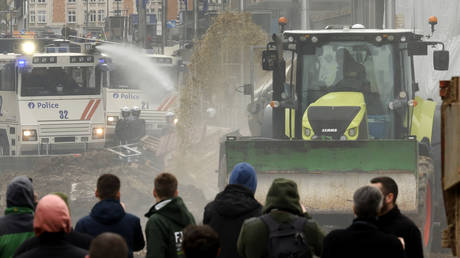 Traktor versprueht Mist bei der Polizei in Bruessel – World