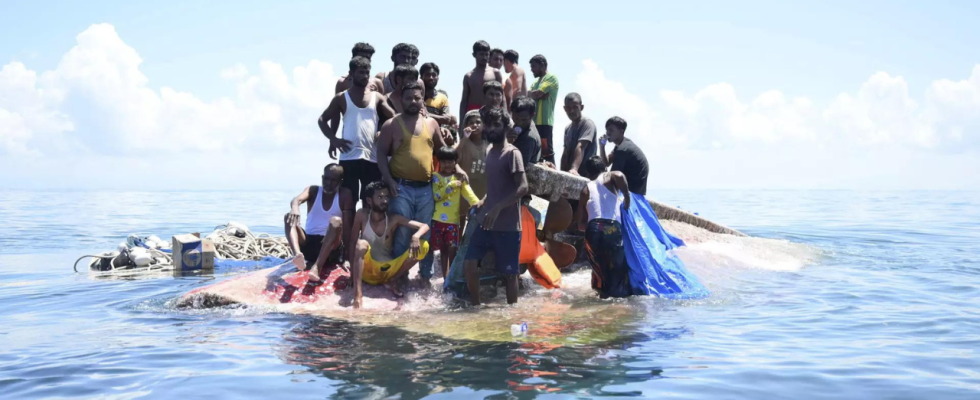 UN Organisationen befuerchten dass etwa 70 Menschen auf dem gekenterten Rohingya Fluechtlingsboot