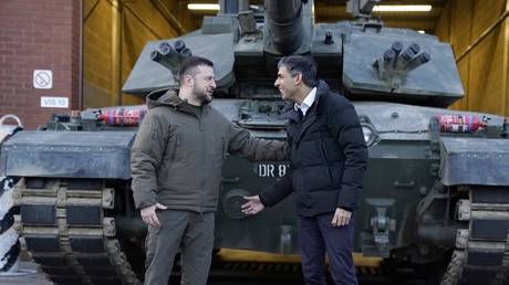 Von Grossbritannien gespendeter Panzer bleibt waehrend Demonstration im ukrainischen Moor