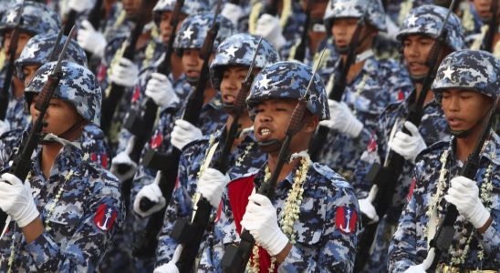 Waehrend Myanmars Armee mit Rueckschlaegen zu kaempfen hat verstaerkt sie