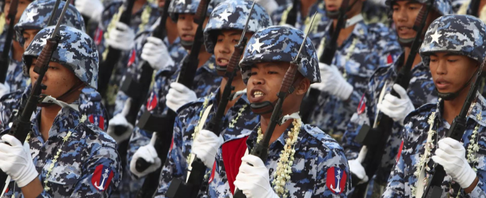 Waehrend Myanmars Armee mit Rueckschlaegen zu kaempfen hat verstaerkt sie