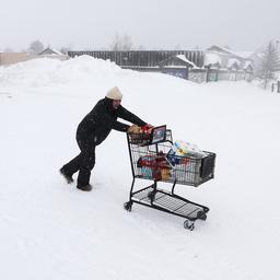Zehntausende Amerikaner sind wegen starken Schneefalls ohne Strom Im