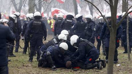 Zusammenstoss zwischen Bauern und Polizei in Warschau FOTOS VIDEOS –