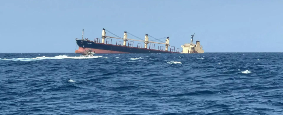 Zuvor von Huthi Rebellen im Jemen angegriffenes Schiff sinkt im Roten