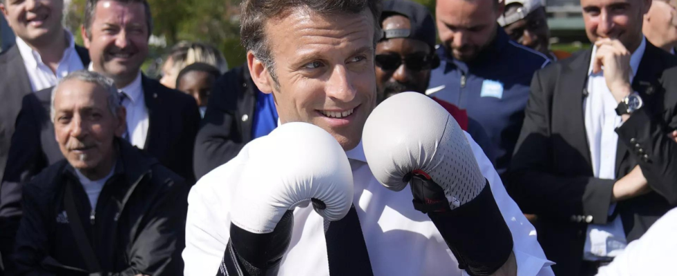 „Raging Bull Emmanuel Macron stellt seine Boxkuenste vor der Kamera