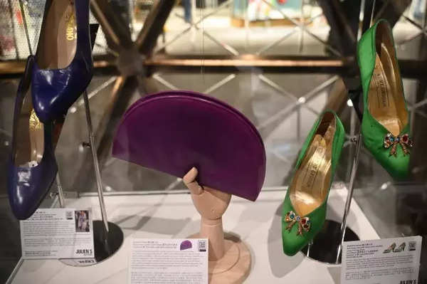 Das am 17. April 2024 aufgenommene Foto zeigt Schuhe und Accessoires, die einst von Prinzessin Diana getragen wurden, bei einer Medienvorschau vor der Auktion durch Julian's Auctions mit dem Titel „Prinzessin Dianas Eleganz und eine königliche Sammlung“.