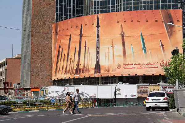 Auf einer Straße in Teheran ist eine antiisraelische Werbetafel mit einem Bild iranischer Raketen zu sehen.