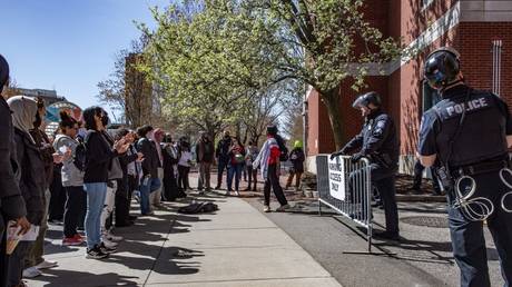 Bostoner Polizei loest pro palaestinensischen College Protest auf VIDEOS – World