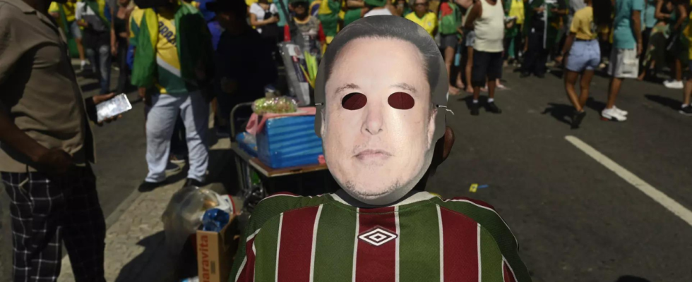 Brasilianer loben Elon Musk bei einer Kundgebung zur Unterstuetzung von