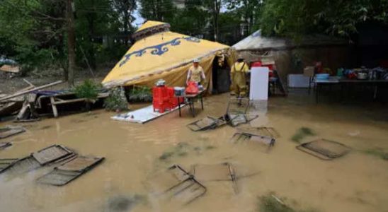 China evakuiert die ganze Stadt waehrend Rekordregen und Winde im