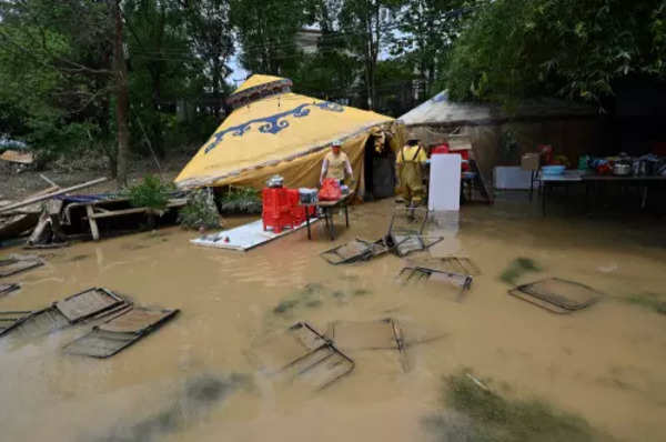 China evakuiert die ganze Stadt waehrend Rekordregen und Winde im
