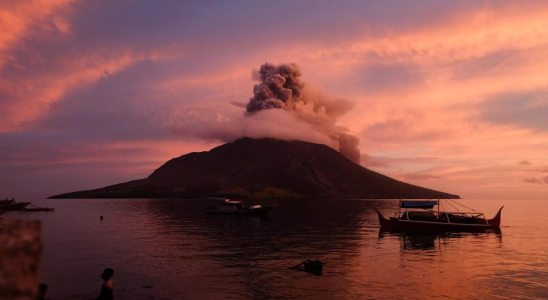 Chinesin rutscht beim Posieren fuer ein Foto in indonesischen Vulkan