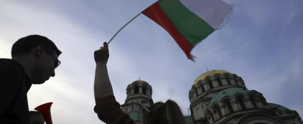 Das bulgarische Parlament genehmigt offiziell die Uebergangsregierung die das Land