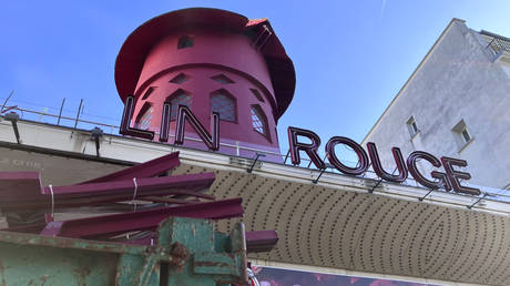 Das legendaere Kabarett Moulin Rouge erleidet in Paris Schaden VIDEO