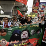 Das pakistanische Tehreek e Insaf veranstaltet landesweite Proteste gegen Wahlmanipulationen waehrend die