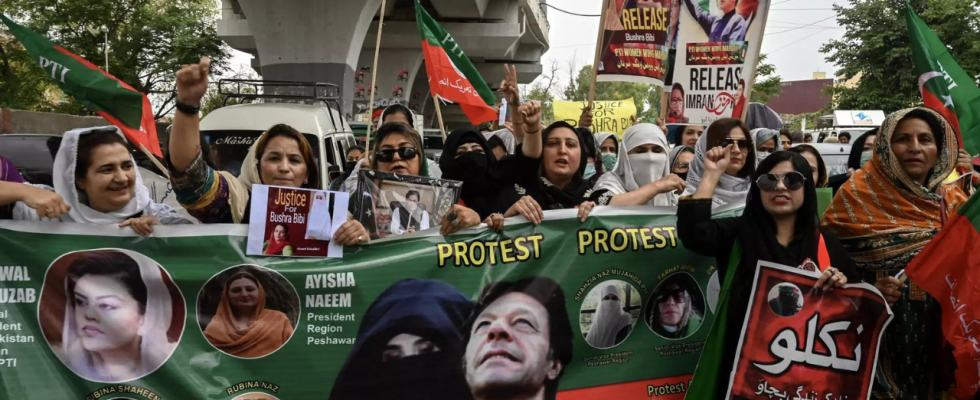 Das pakistanische Tehreek e Insaf veranstaltet landesweite Proteste gegen Wahlmanipulationen waehrend die