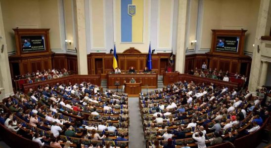 Das ukrainische Parlament verabschiedet ein umstrittenes Gesetz um dringend benoetigte