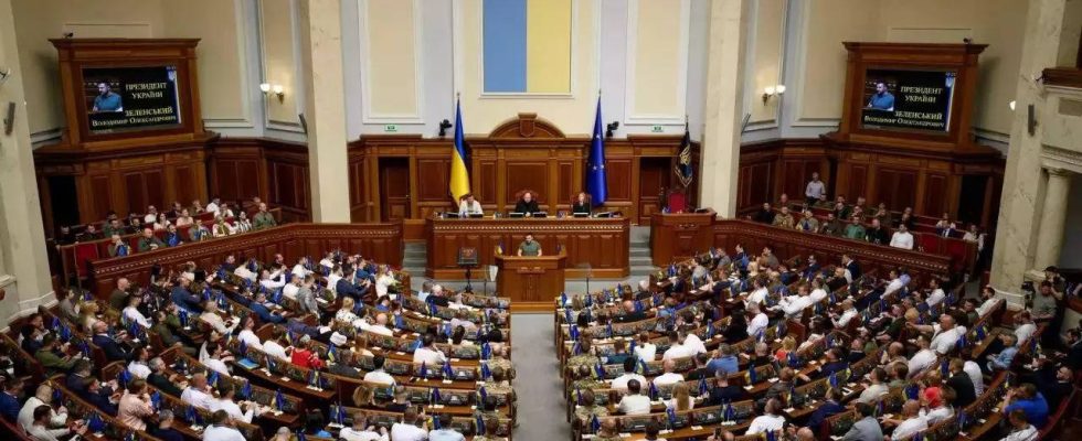 Das ukrainische Parlament verabschiedet ein umstrittenes Gesetz um dringend benoetigte