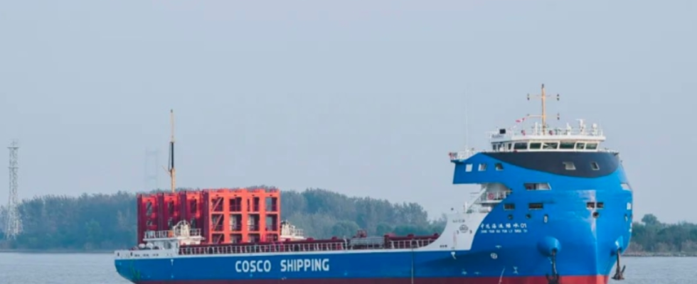 Das weltgroesste elektrische Containerschiff Greenwater 01 segelt zwischen chinesischen Staedten