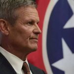 Der Gouverneur von Tennessee unterzeichnet Gesetzesentwuerfe um bewaffnete Lehrer fast